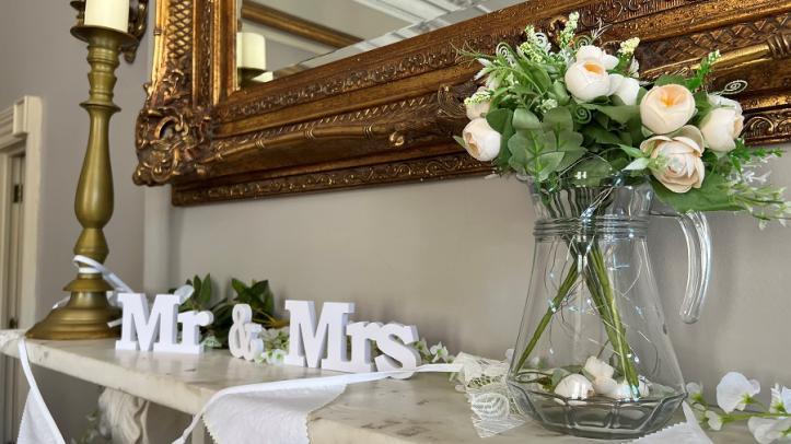 Mr and Mrs sign under large gold mirror