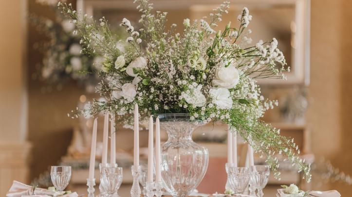Table dressing with white flowers and glassware