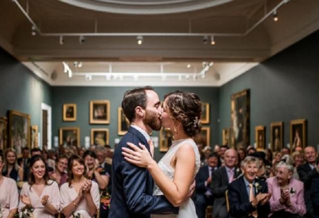 couple kissing at the Holburne museum