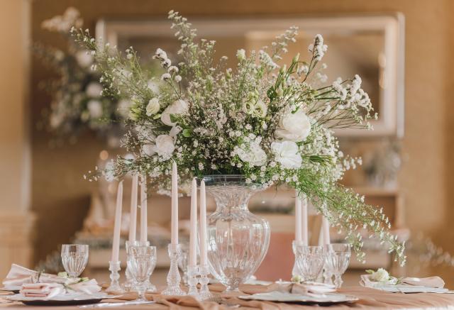Table dressing with white flowers and glassware